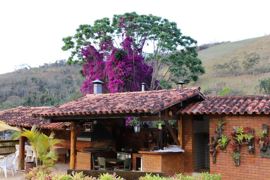 Varanda e telhado colonial