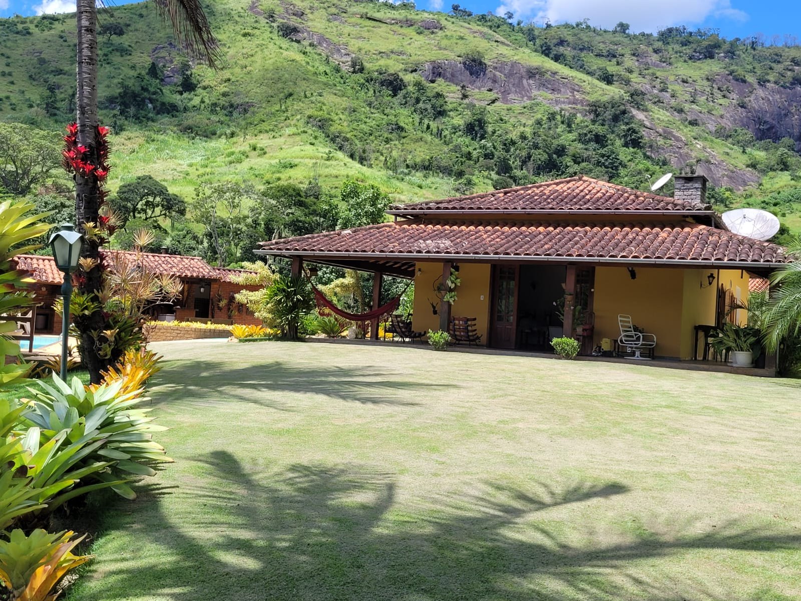 Frente da casa e gramado