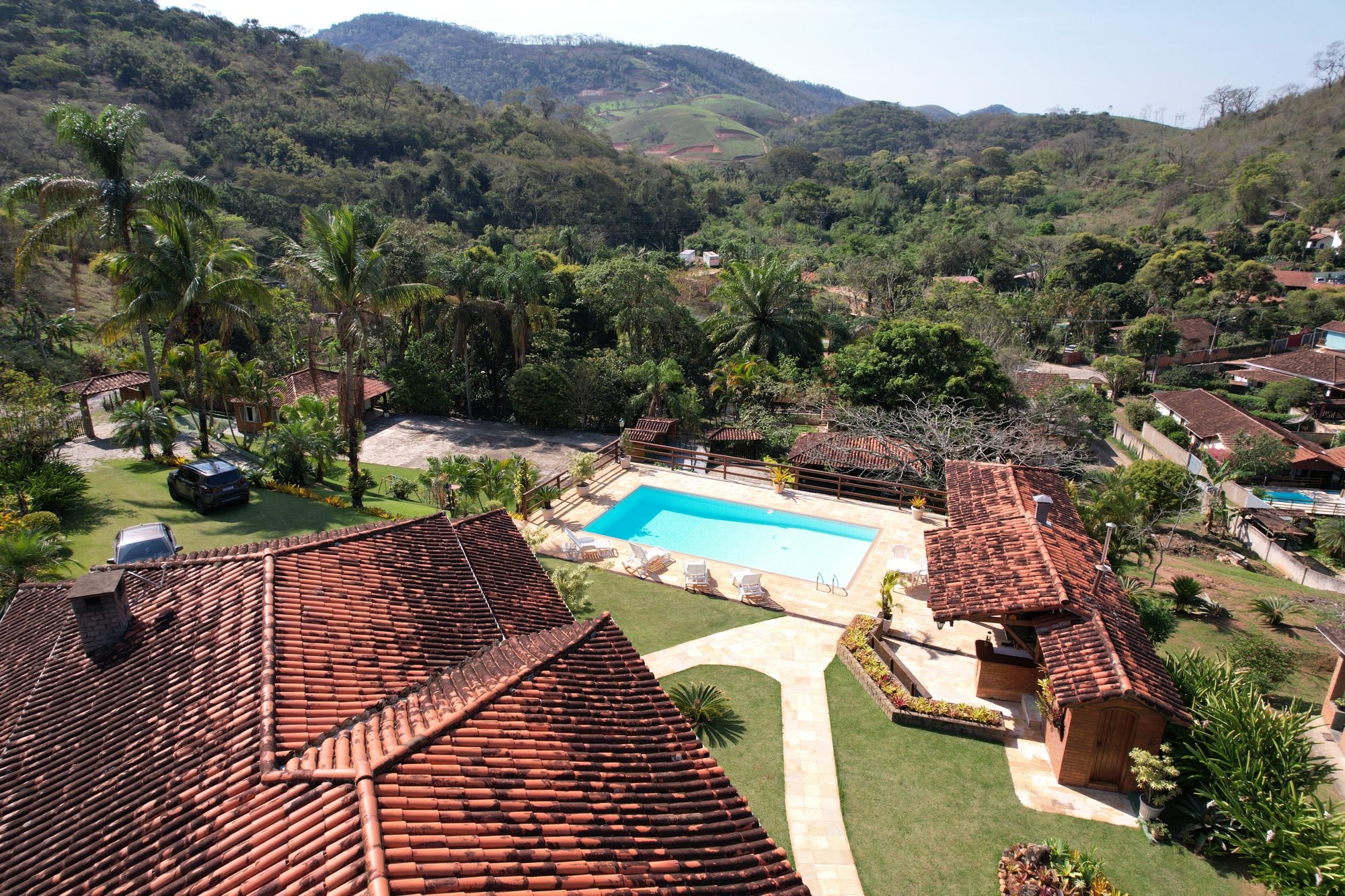 Vista aérea do vale de Fagundes com a casa em primeiro plano