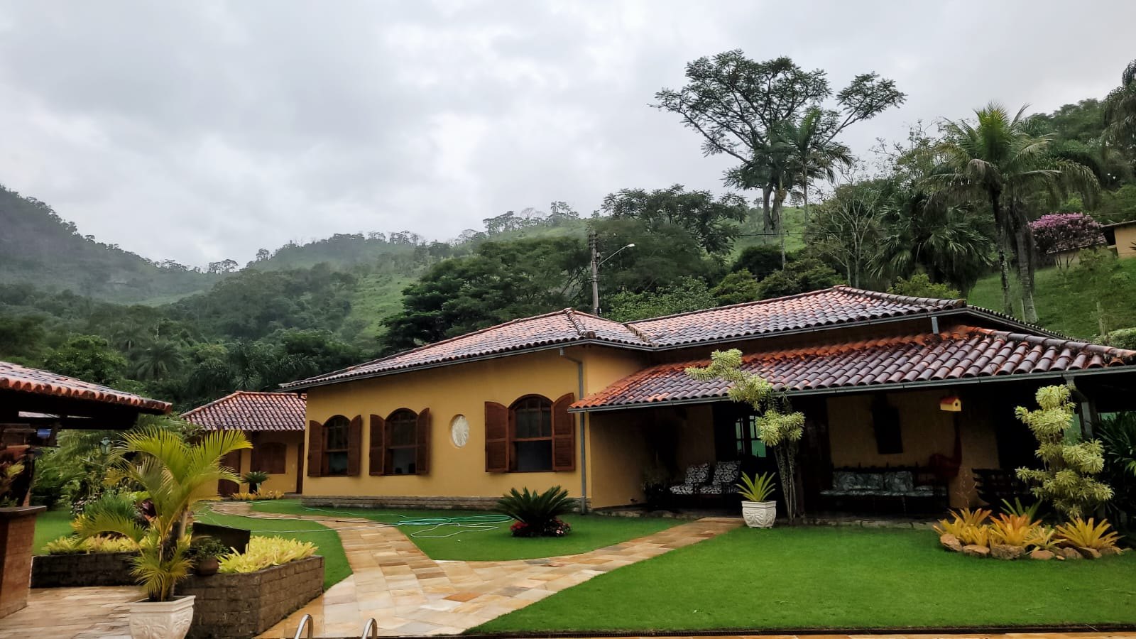 A casa vista do jardim
