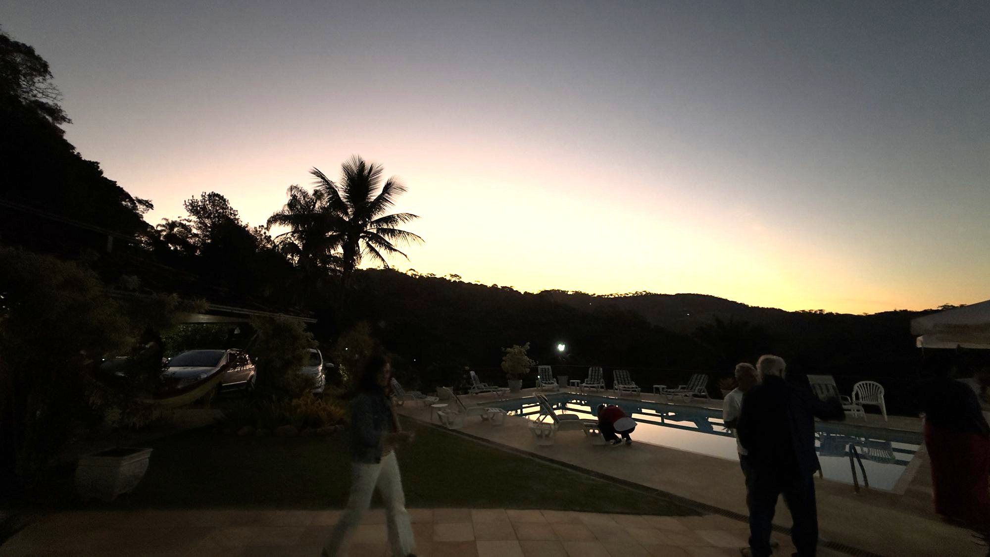 Pôr do sol alaranjado visto da área externa da casa