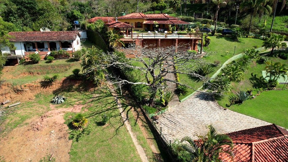 Fachada da casa com varanda de madeira e telhado colonial